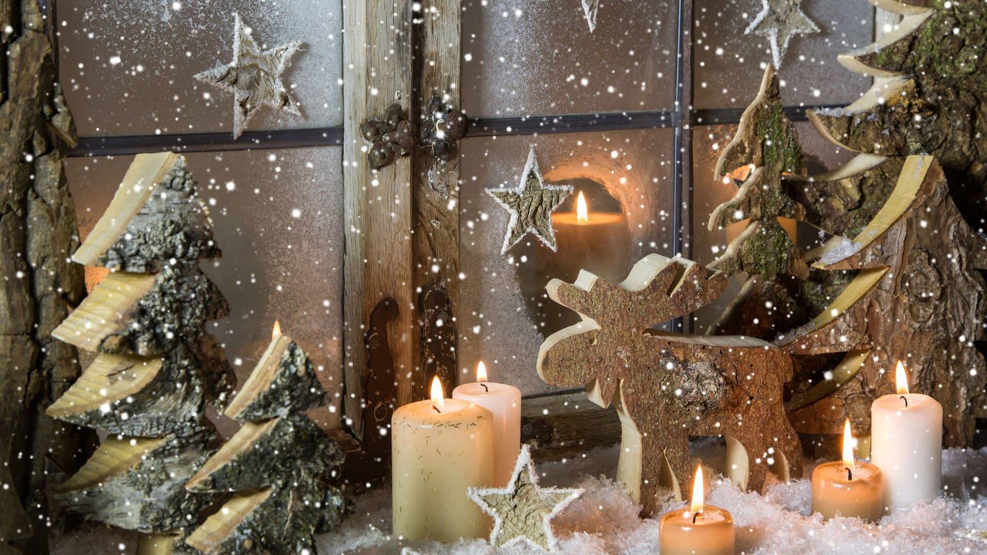 Weihnachtsdeko vor dem Fenster: Mit Tannenzweigen, Kerzen und einer Elch-Figur aus Holz (Foto: Adobe Stock / Jeanette Dietl)