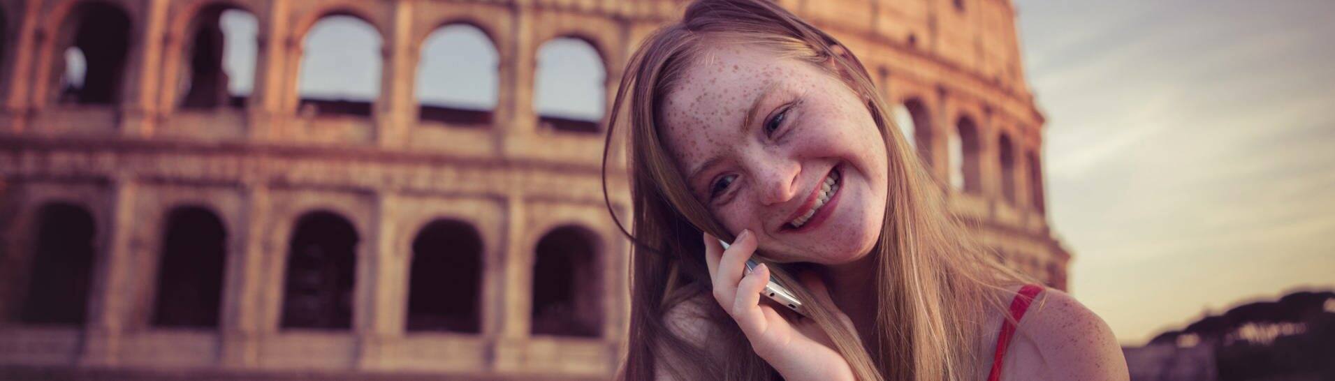 Das Tamara Röske vor dem Kolloseum in Rom telefoniert lächelnd mit einem Mobiltelefon. (Foto: Conny Wenk)