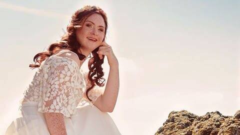 Das Model Tamara Röske sitzt in einem Brautkleid auf einem Stein (Foto: Yvonne Sophie Thiele)