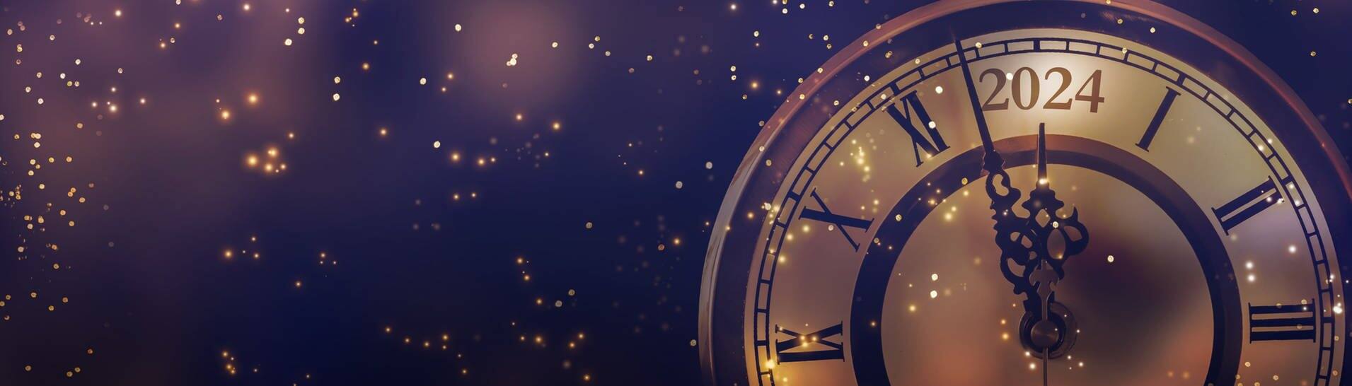 Eine Uhr zeigt kurz vor Mitternacht vor dem Jahr 2023 (Foto: adobe photo stock/winyu)