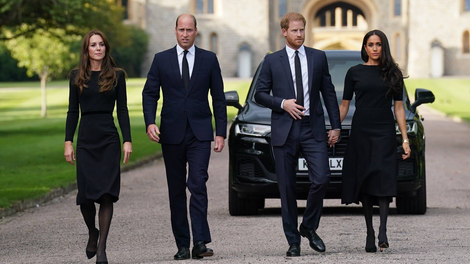 Kate, William, Harry und Meghan aus dem britischen Könighshaus bei der Beerdigung von Queen Elizabeth. (Foto: picture-alliance / Reportdienste, empics/Kirsty O Connor)