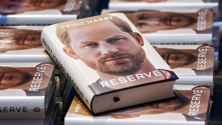 Das Buch „Reserve“ von Pronz Harry liegt auf einem Verkaufstisch in einer Buchhandlung. (Foto: picture-alliance / Reportdienste, Picture Alliance/dpa | Jens Kalaene)