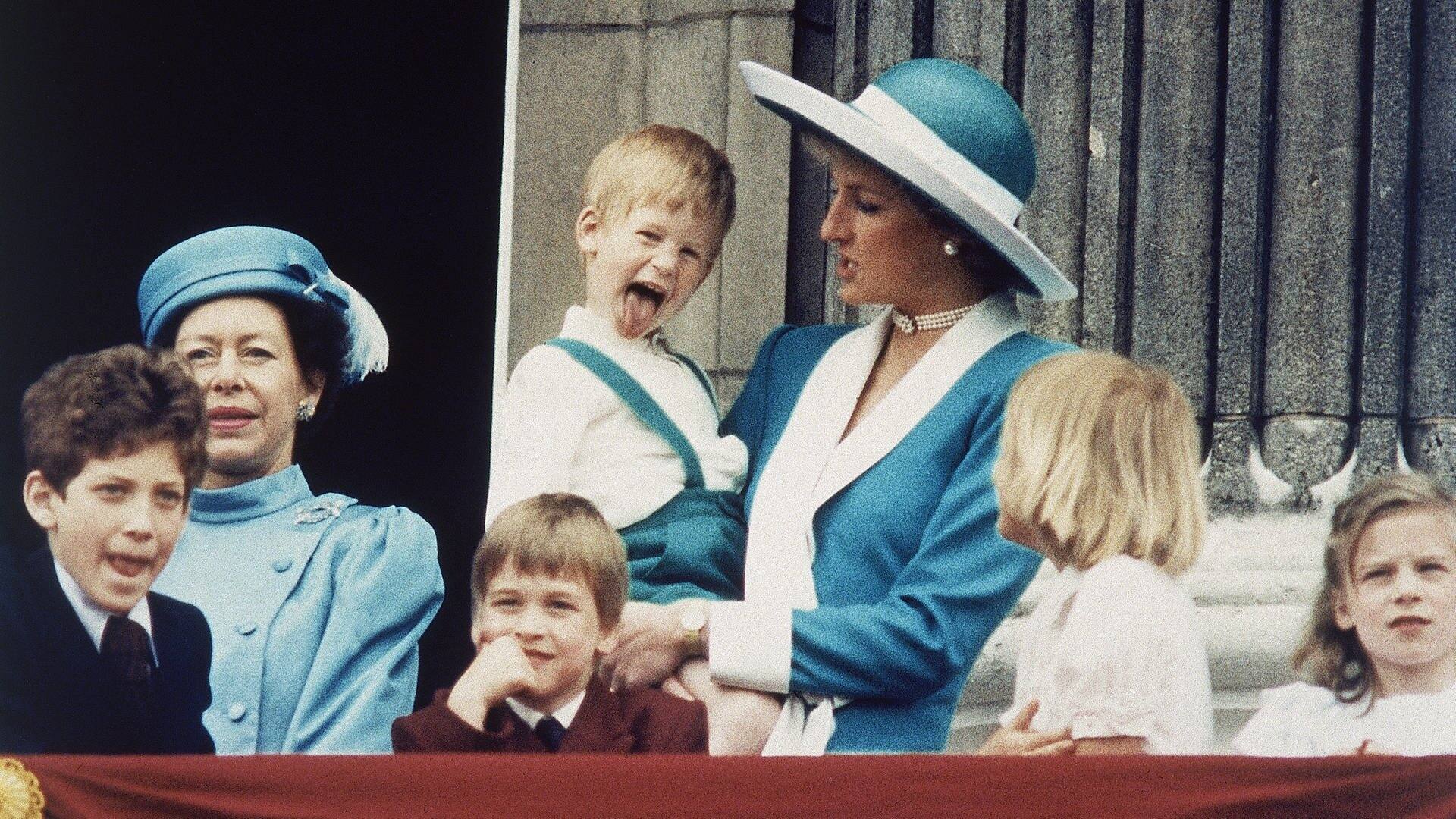 Eine Aufnahme der royalen Familie aus dem Jahr 1988. Zu sehen sind sieben Personen, darunter Queen Elizabeth, Lady Diana, Prinz William und Prinz Harry. (Foto: picture-alliance / Reportdienste, picture alliance / ASSOCIATED PRESS | Steve Holland)