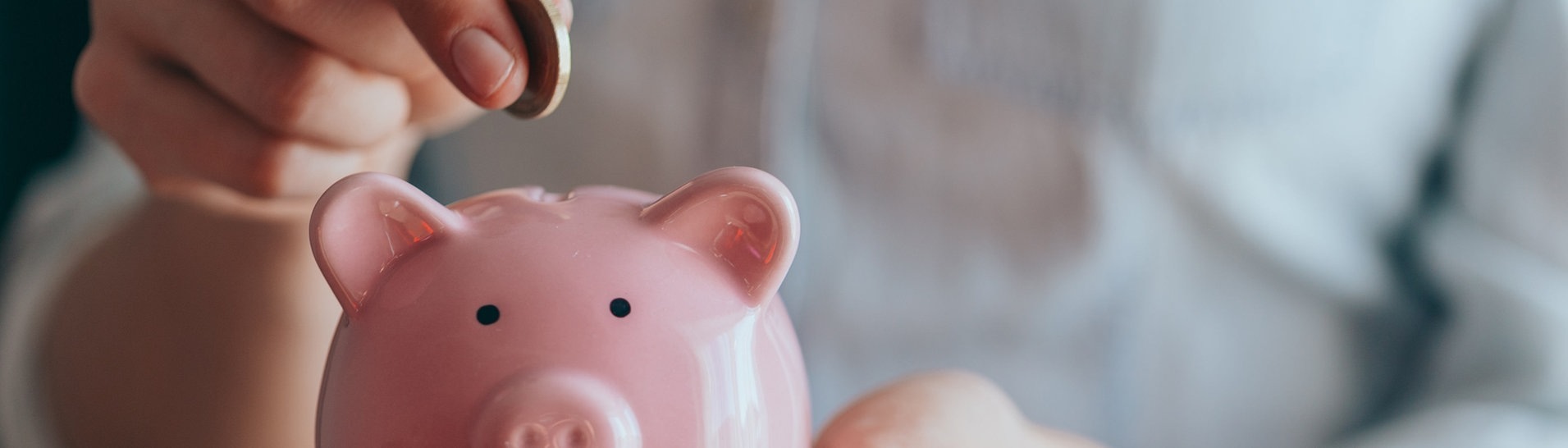 Ein Sparschwein schaut fröhlich in die Kamera. (Foto: Adobe Stock, Nana_studio)