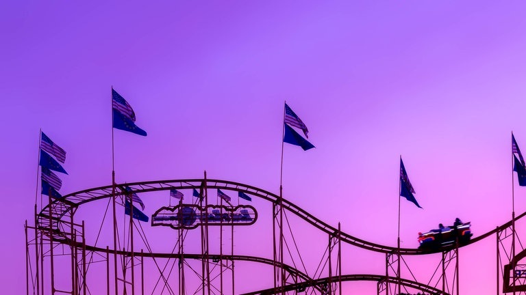 Achterbahn vor rosa Himmel (Foto: IMAGO, IMAGO / Shotshop)