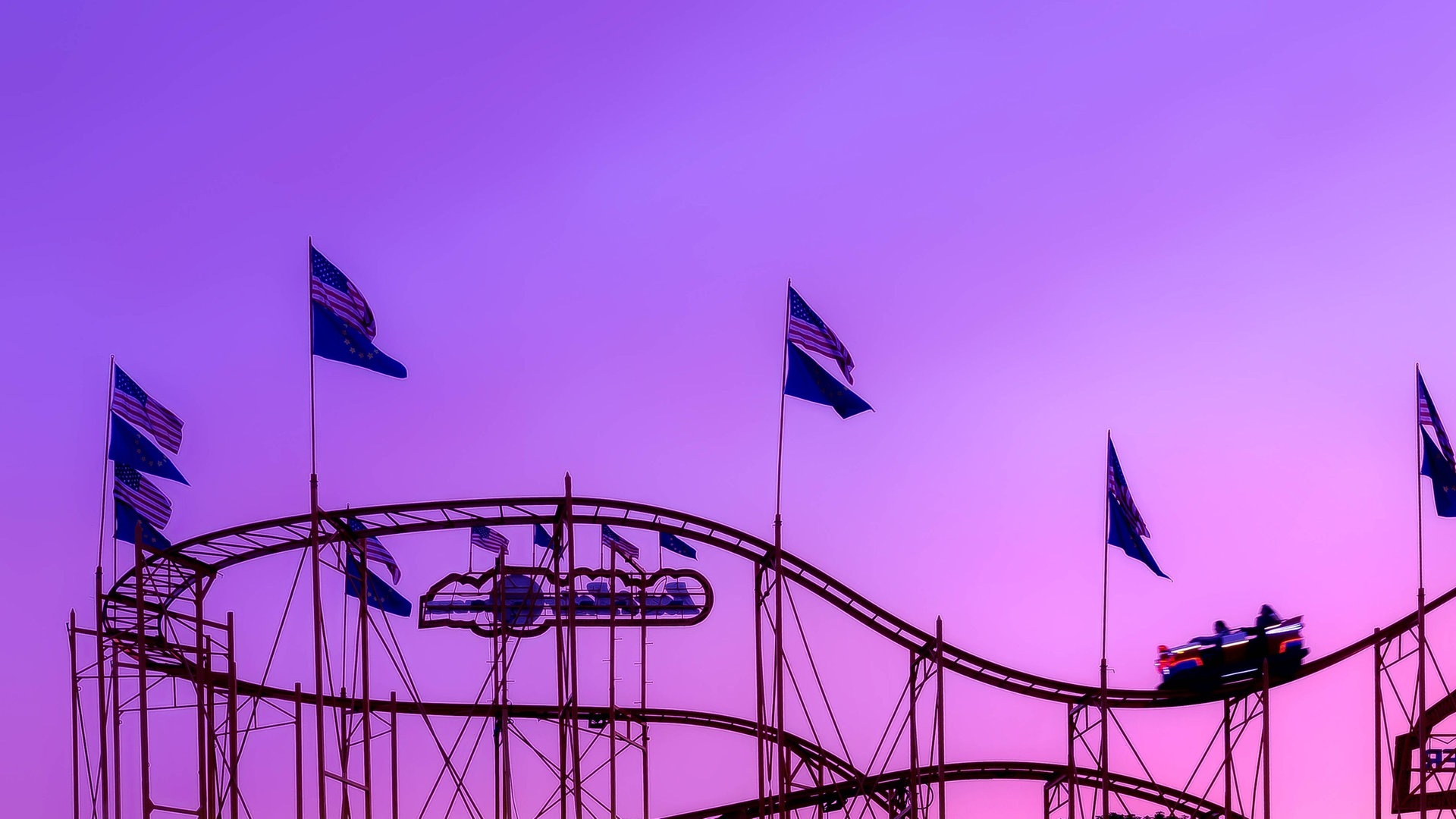 Achterbahn vor rosa Himmel (Foto: IMAGO, IMAGO / Shotshop)