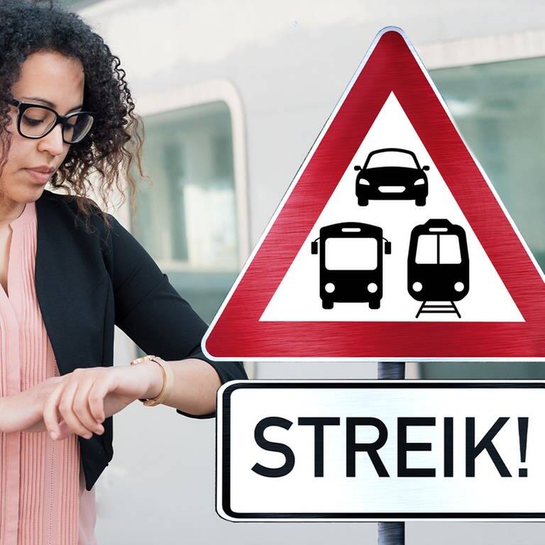 Frau steht am Bahnsteig und sieht nervös auf ihre Uhr. Rechts neben ihr ein Schild mit der Aufschrift „Streik“ und Symbolen für Bus, Bahn und Auto. (Foto: Adobe Stock)