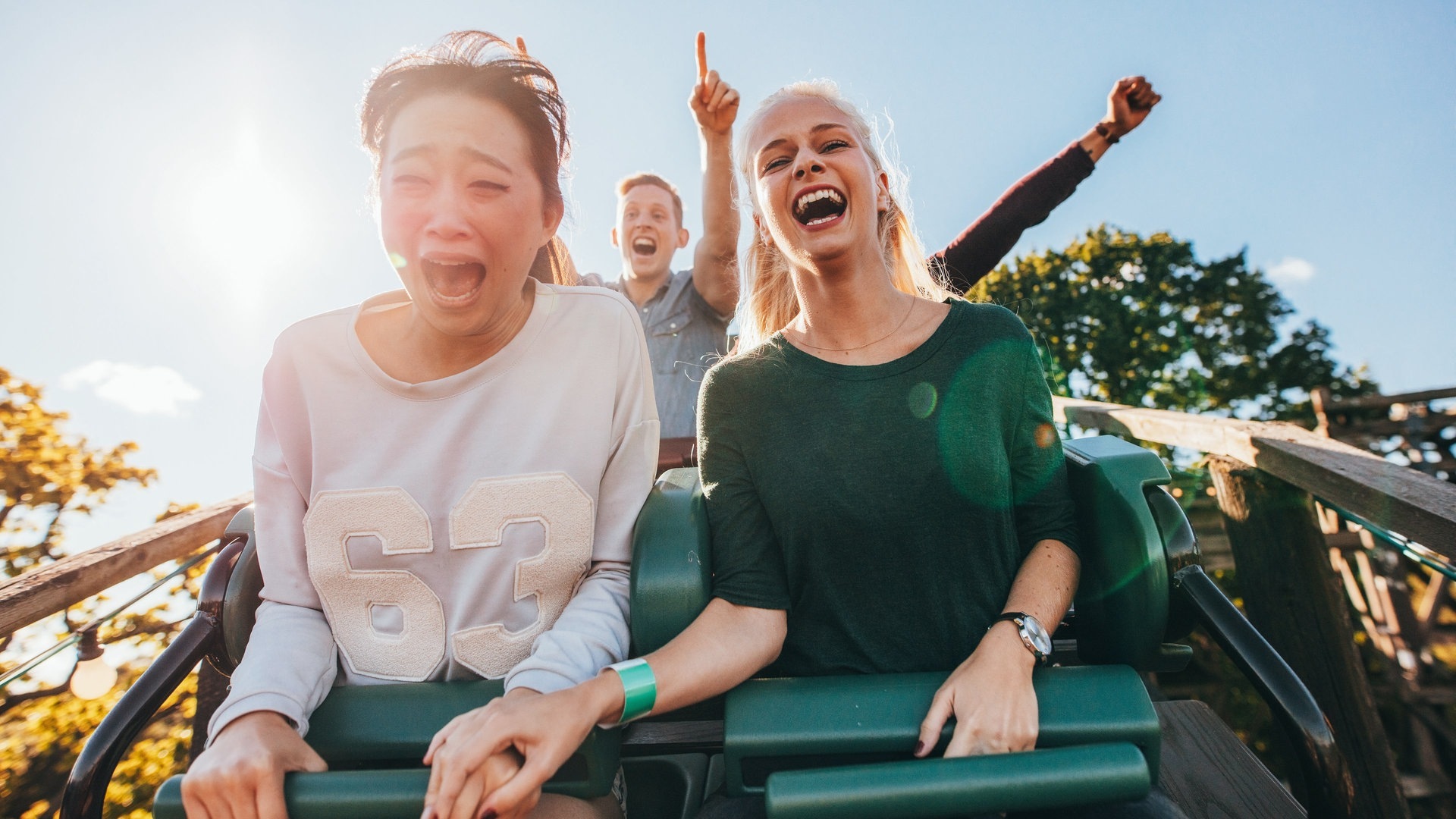 Zwei Frauen in einer Achterbahn (Foto: Adobe Stock, Jacob Lund)
