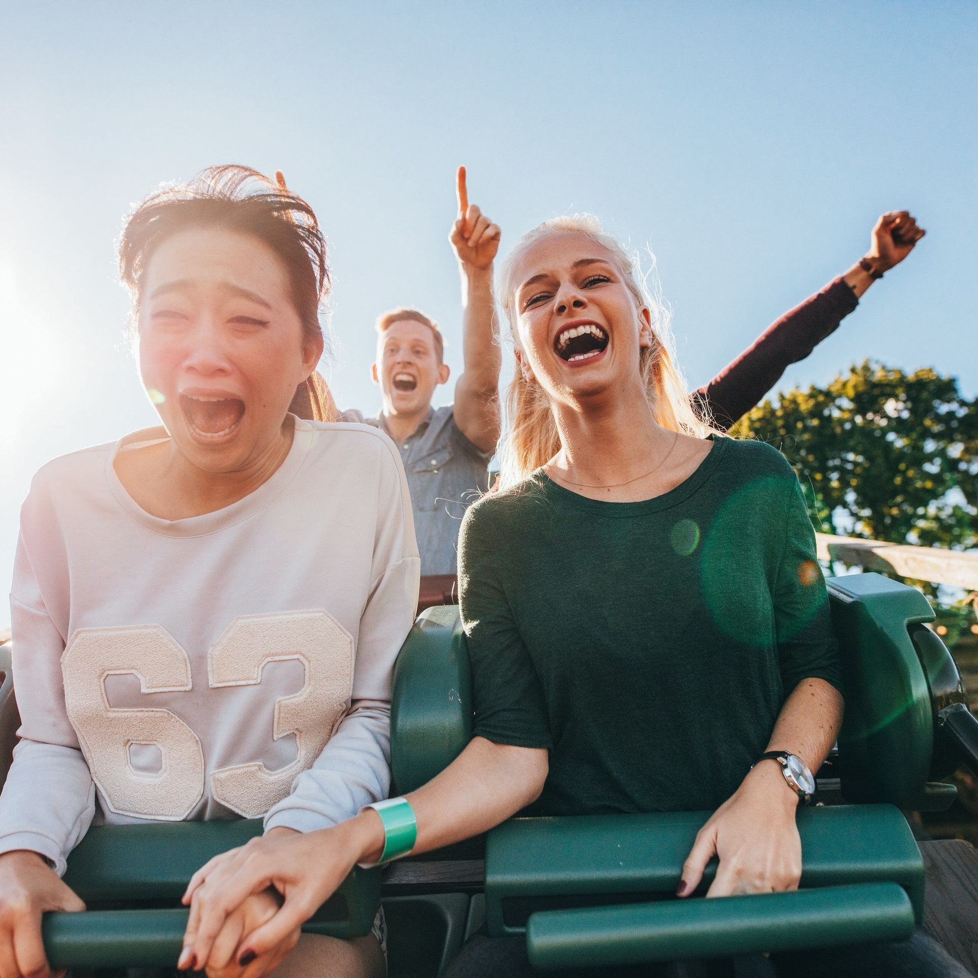 Zwei Frauen in einer Achterbahn (Foto: Adobe Stock, Jacob Lund)
