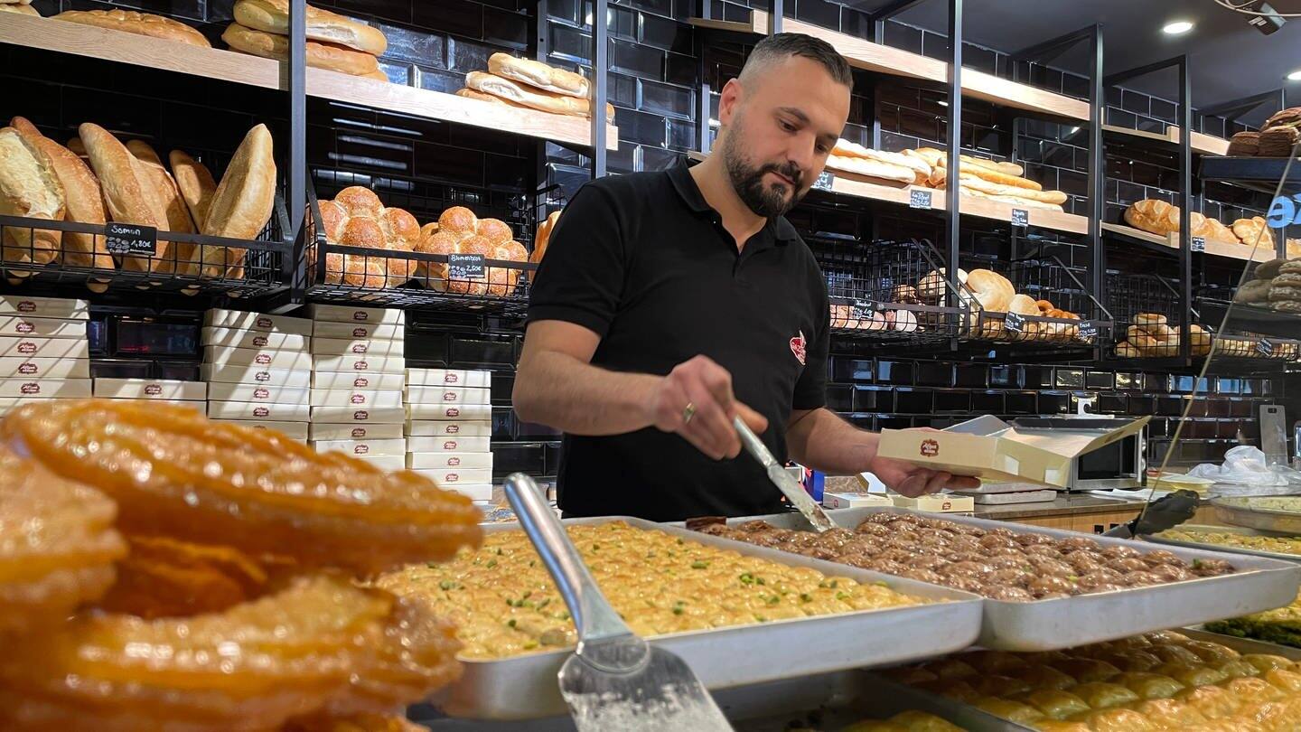 Resit Kilcic am Tresen seiner türkischen Bäckerei in Kehl. (Foto: SWR, Ferdinand Vögele)