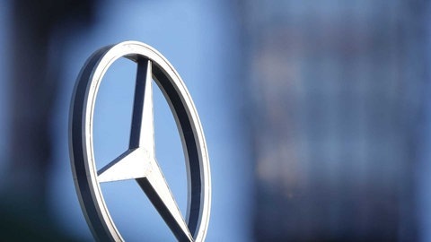 Der Daimler-Stern auf dem Stuttgarter Hauptbahnhof zusammen mit einer Abgas-Messstation (Foto: dpa Bildfunk, Picture Alliance)