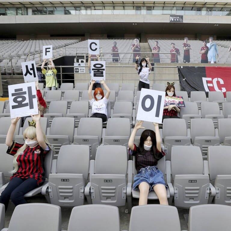 Sexpuppen in südkoreanischem Fußballstadion (Foto: dpa Bildfunk, picture alliance/Ryu Young-Suk/YONHAP via AP/dpa)