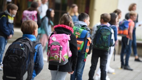 Schülerinnen und Schüler einer Grundschule stehen mit Abstand zueinander auf dem Schulhof (Foto: dpa Bildfunk, picture alliance/Arne Dedert/dpa)