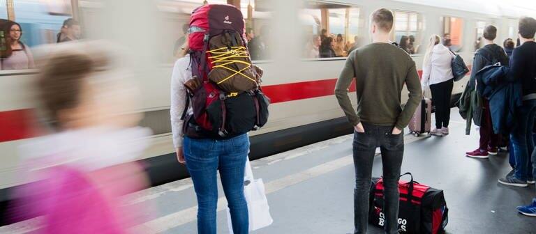 Zugreisende am Bahnhof (Foto: dpa Bildfunk, picture alliance/Julian Stratenschulte/dpa)