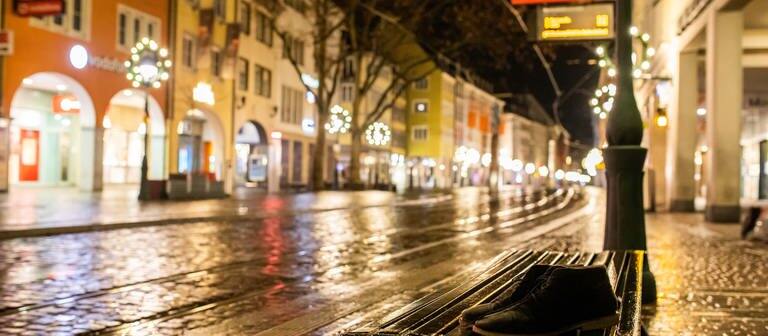 Die leere Freiburger Innenstadt bei Nacht. (Foto: dpa Bildfunk, picture alliance/dpa | Philipp von Ditfurth)