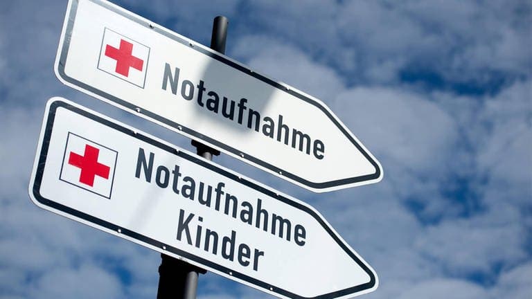 Wegweiser an einem Krankenhaus mit der Aufschrift "Notaufnahme" und "Notaufnahme Kinder" (Foto: picture alliance / Sven Hoppe/dpa)