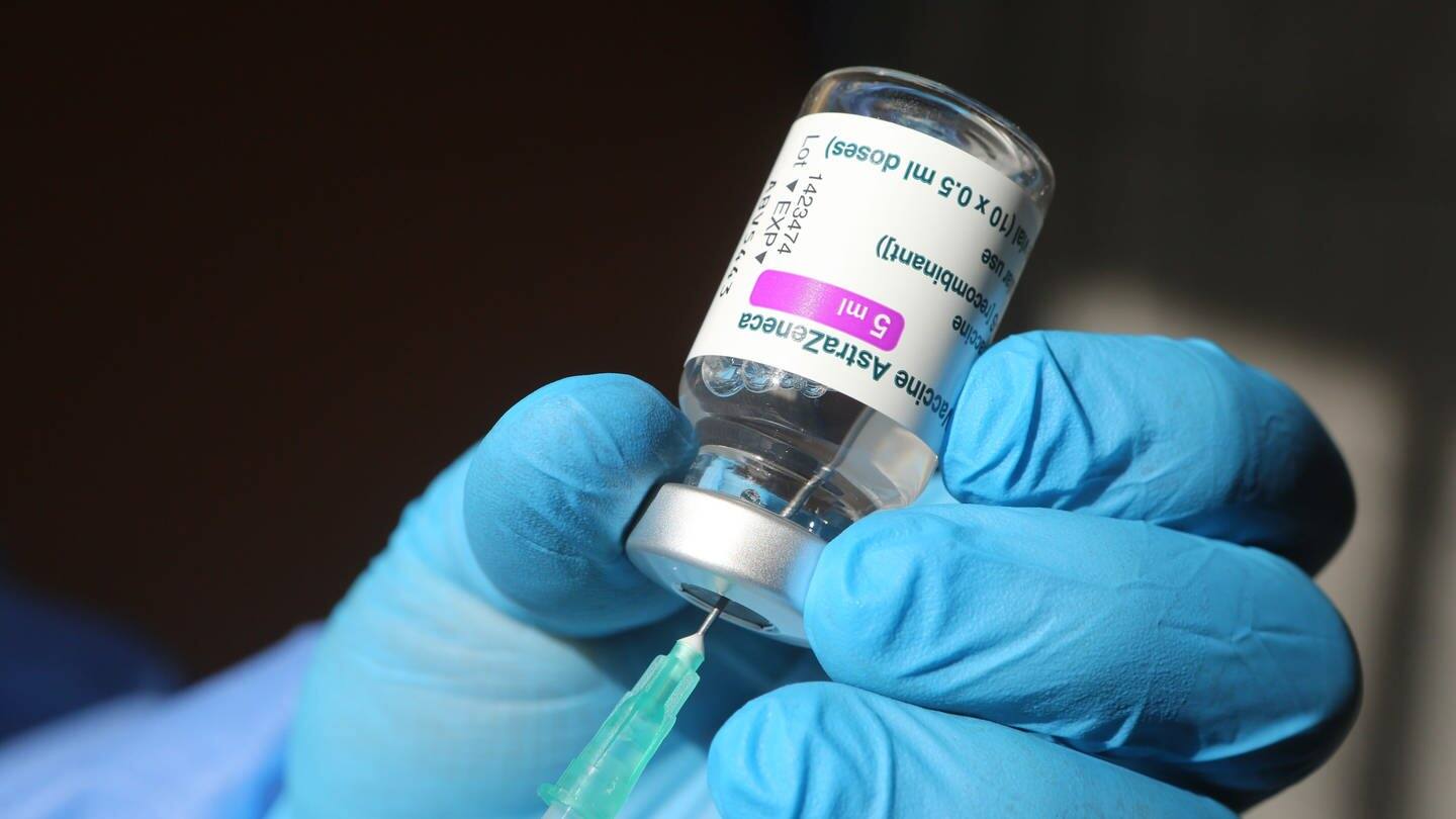 In einem Impfzentrum wird eine Astrazeneca-Dosis aufgezogen (Foto: dpa Bildfunk, picture alliance/dpa/dpa-Zentralbild | Matthias Bein)