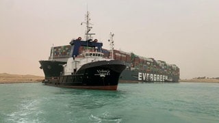 A cargo ship blocks the Suez Canal in Egypt (Photo: Reuters)