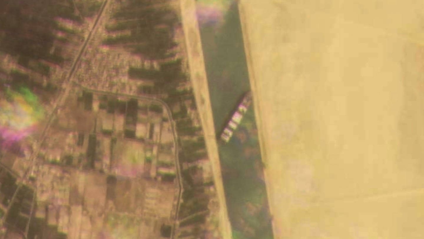 Dieses Satellitenbild von Planet Labs Inc. zeigt die „MV Ever Given“ im Suezkanal. (Foto: dpa Bildfunk, picture alliance/dpa/Planet Labs Inc./AP | Planet Labs Inc.)
