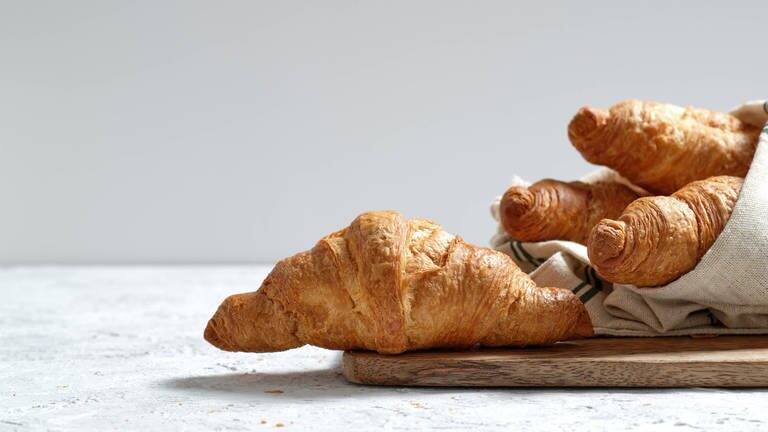 Ein Korb mit Croissants (Foto: IMAGO, imago images/Addictive Stock)