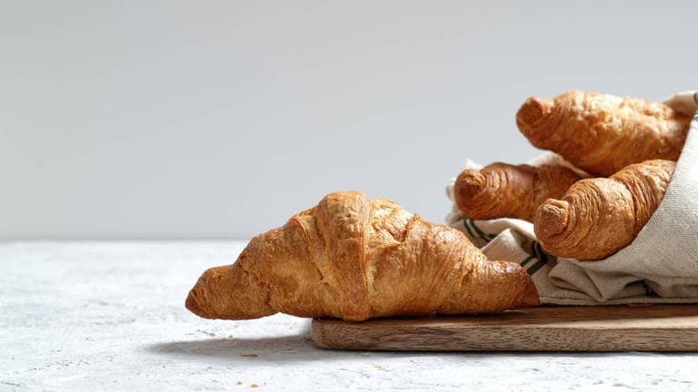Ein Korb mit Croissants (Foto: IMAGO, imago images/Addictive Stock)