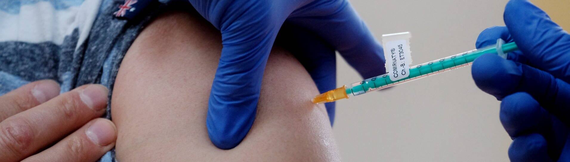 Ein Patient bekommt eine Corona-Impfung (Foto: dpa Bildfunk, picture alliance/dpa/dpa-Zentralbild | Sebastian Willnow)