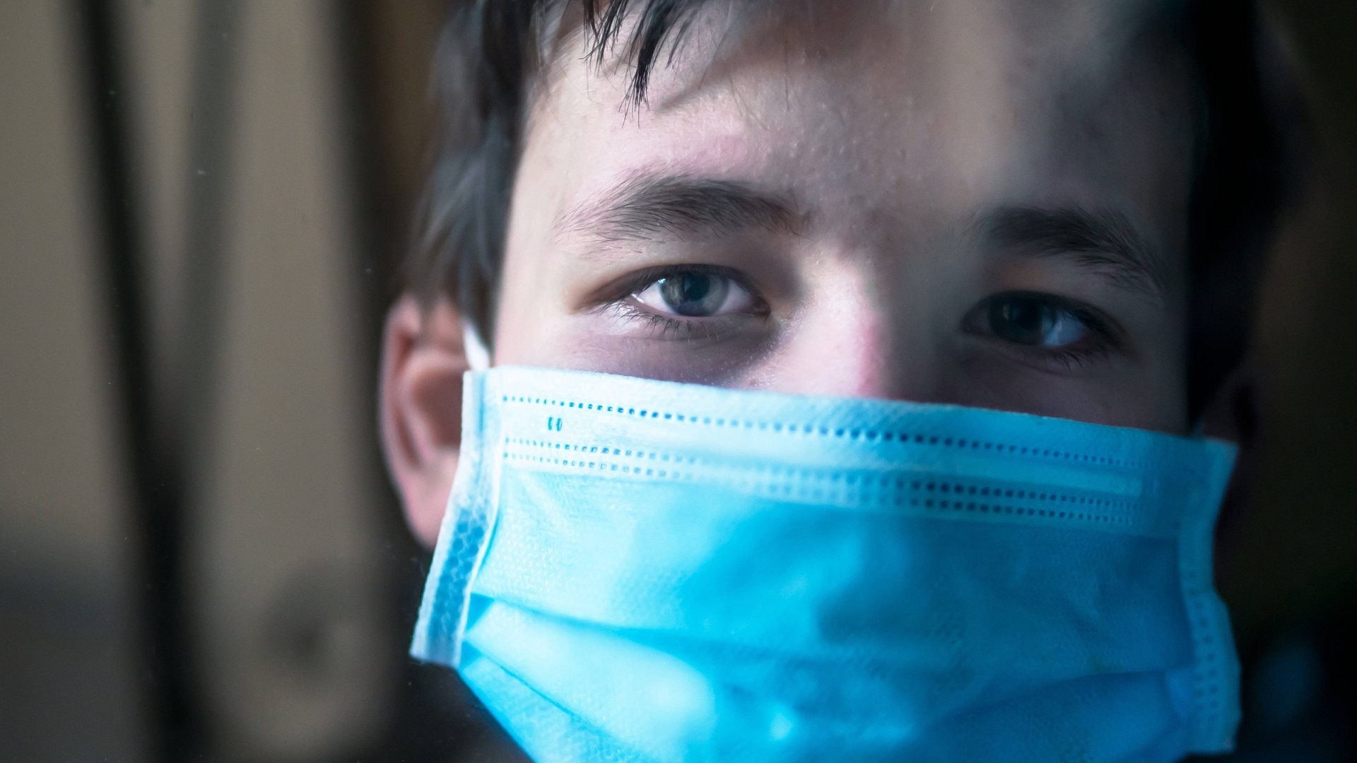 Foto: IMAGO, Imago Ein trauriger Junge trägt eine Maske (Foto: IMAGO, Imago)