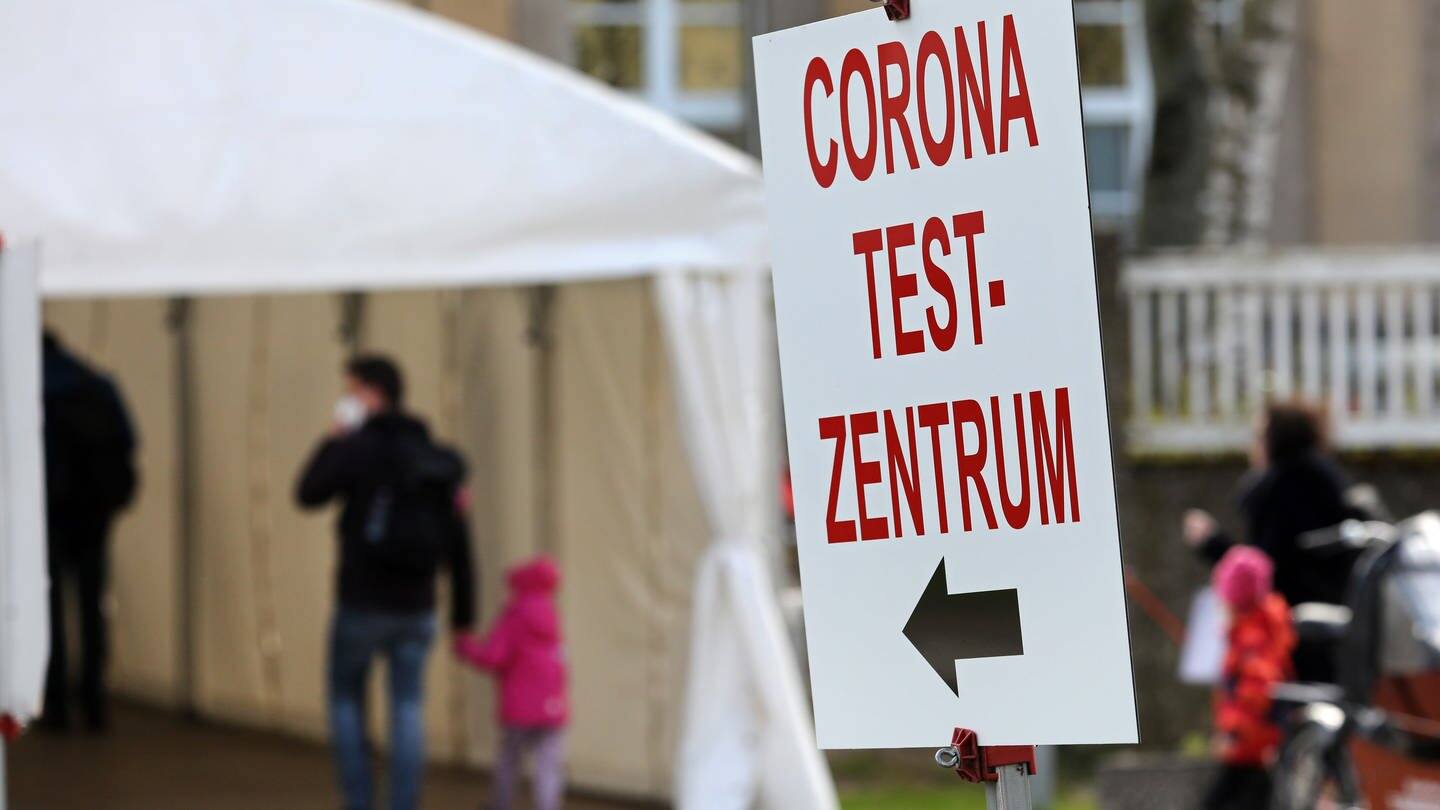 Der Eingang zu einem Corona-Testzentrum (Foto: dpa Bildfunk, picture alliance/dpa/dpa-Zentralbild | Bernd Wüstneck)