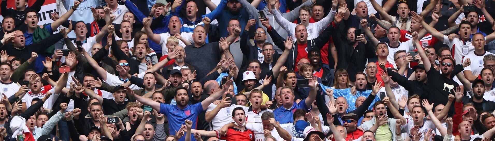 Fußball: EM, England - Deutschland, Finalrunde, Achtelfinale im Wembley Stadion. Englands Fans feiern vor dem Spiel. (Foto: dpa Bildfunk, picture alliance/dpa | Christian Charisius)