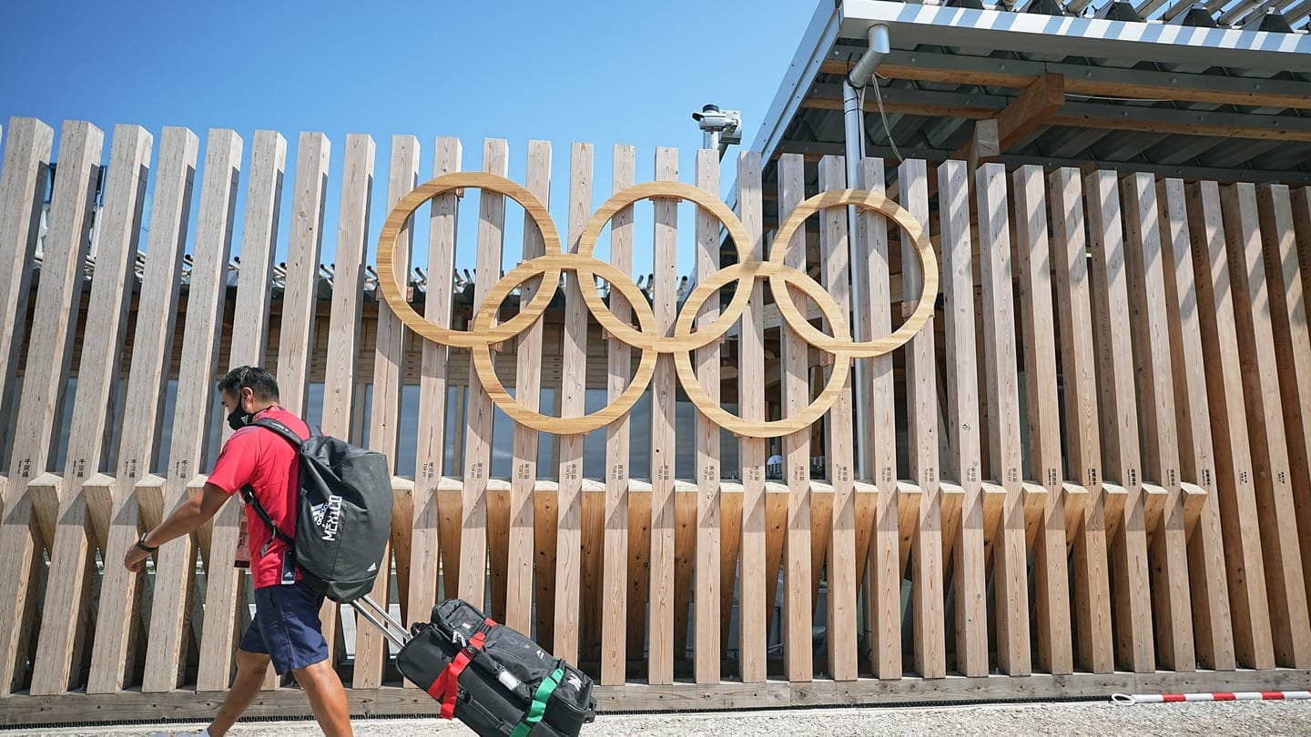 Die Olympischen Ringe am Olympischen Dorf in Tokio (Foto: dpa Bildfunk, picture alliance/dpa | Michael Kappeler)