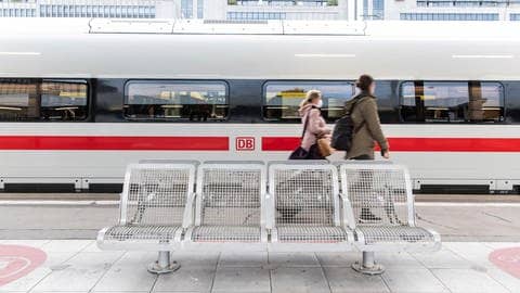 Zwei Frauen laufen am Stuttgarter Hauptbahnhof an einem ICE vorbei. (Foto: dpa Bildfunk, picture alliance/dpa | Tom Weller)