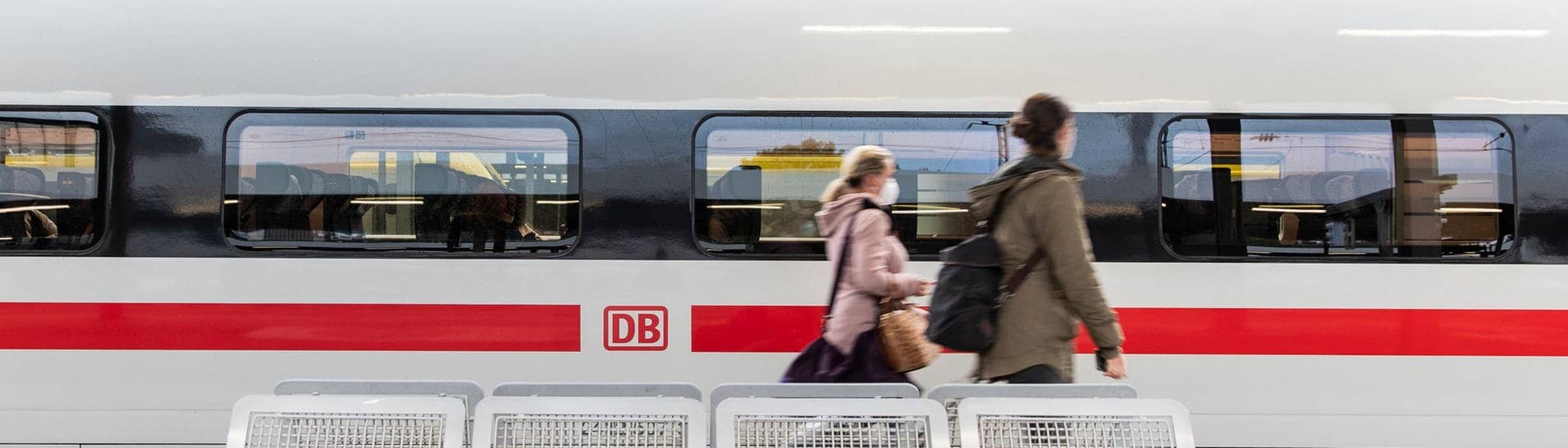 Zwei Frauen laufen am Stuttgarter Hauptbahnhof an einem ICE vorbei. (Foto: dpa Bildfunk, picture alliance/dpa | Tom Weller)