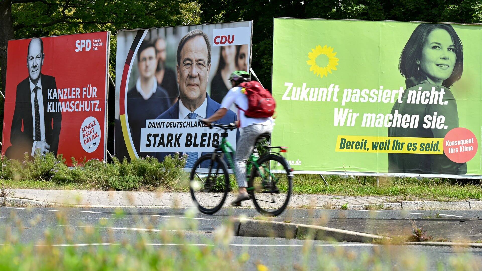Wahlplakatezur Bundestagswahl: Laut Umfragen wird der Abstand der Parteien vor der Wahl wieder geringer. (Foto: dpa Bildfunk, picture alliance/dpa | Arne Dedert)