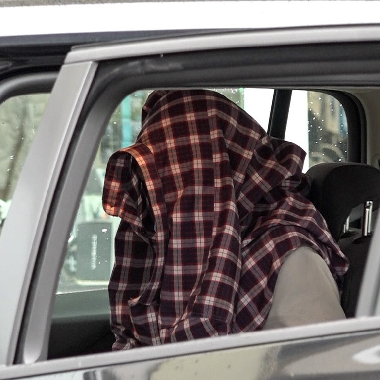 Der mutmaßliche Terrorist sitzt in einem Polizeiauto (Foto: dpa Bildfunk, picture alliance/dpa | Alex Talash)