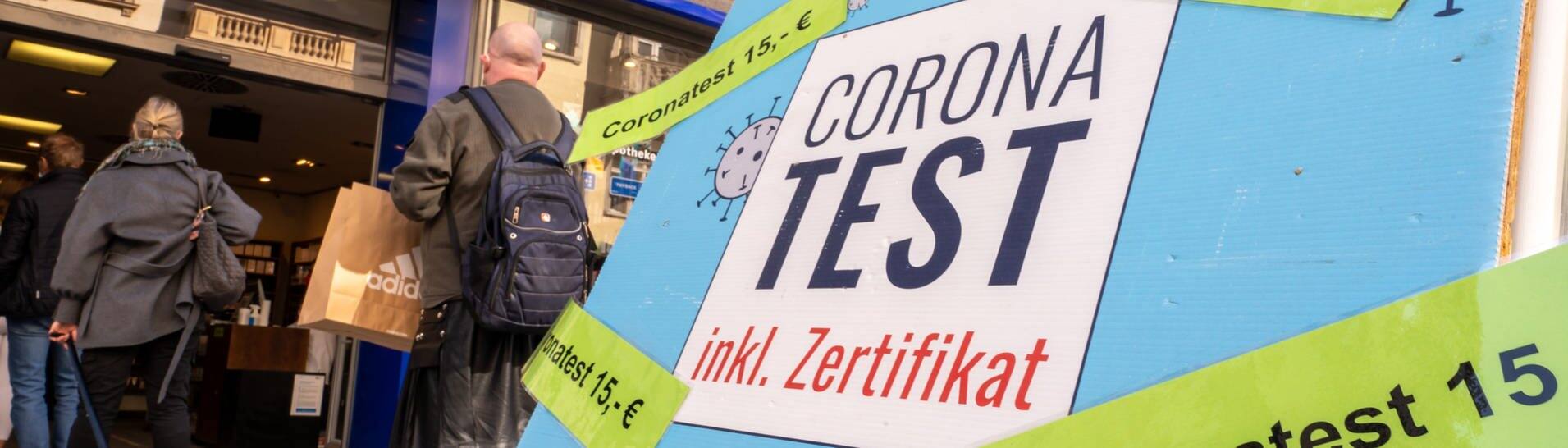 Ein Schild weist auf Corona-Tests hin (Foto: dpa Bildfunk, picture alliance/dpa | Peter Kneffel)