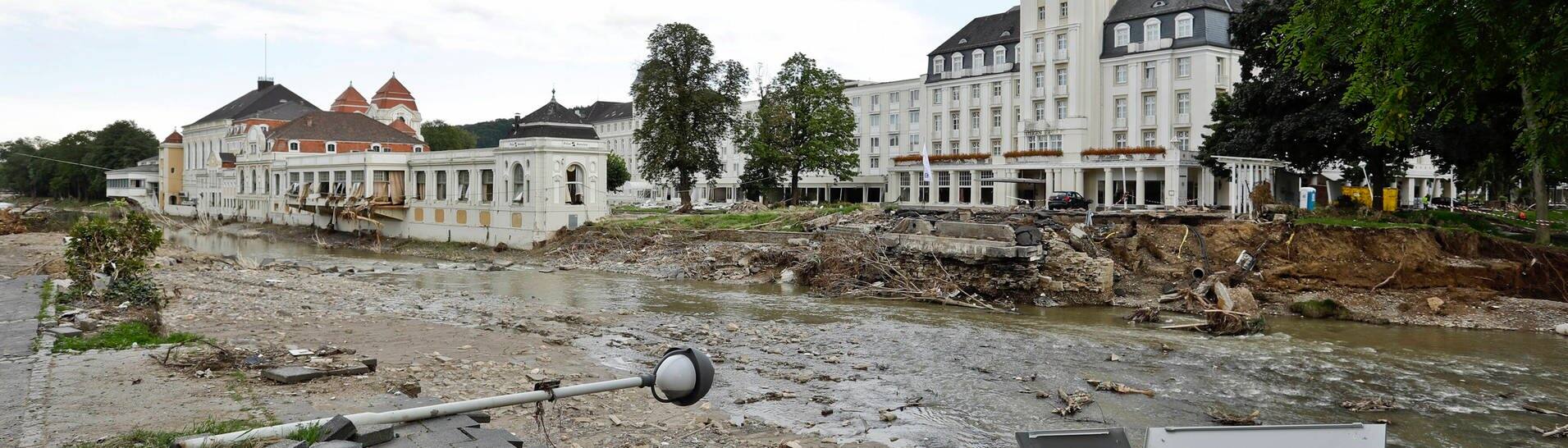 Von der Flut Mitte Juli verursachte Schäden am Flussufer in Bad Neuenahr. Im Hintergrund links das Kurhaus und rechts das Hotel am Kurpark mit seinem markantem Turm.  (Foto: imago images, imago images/Reiner Zensen)