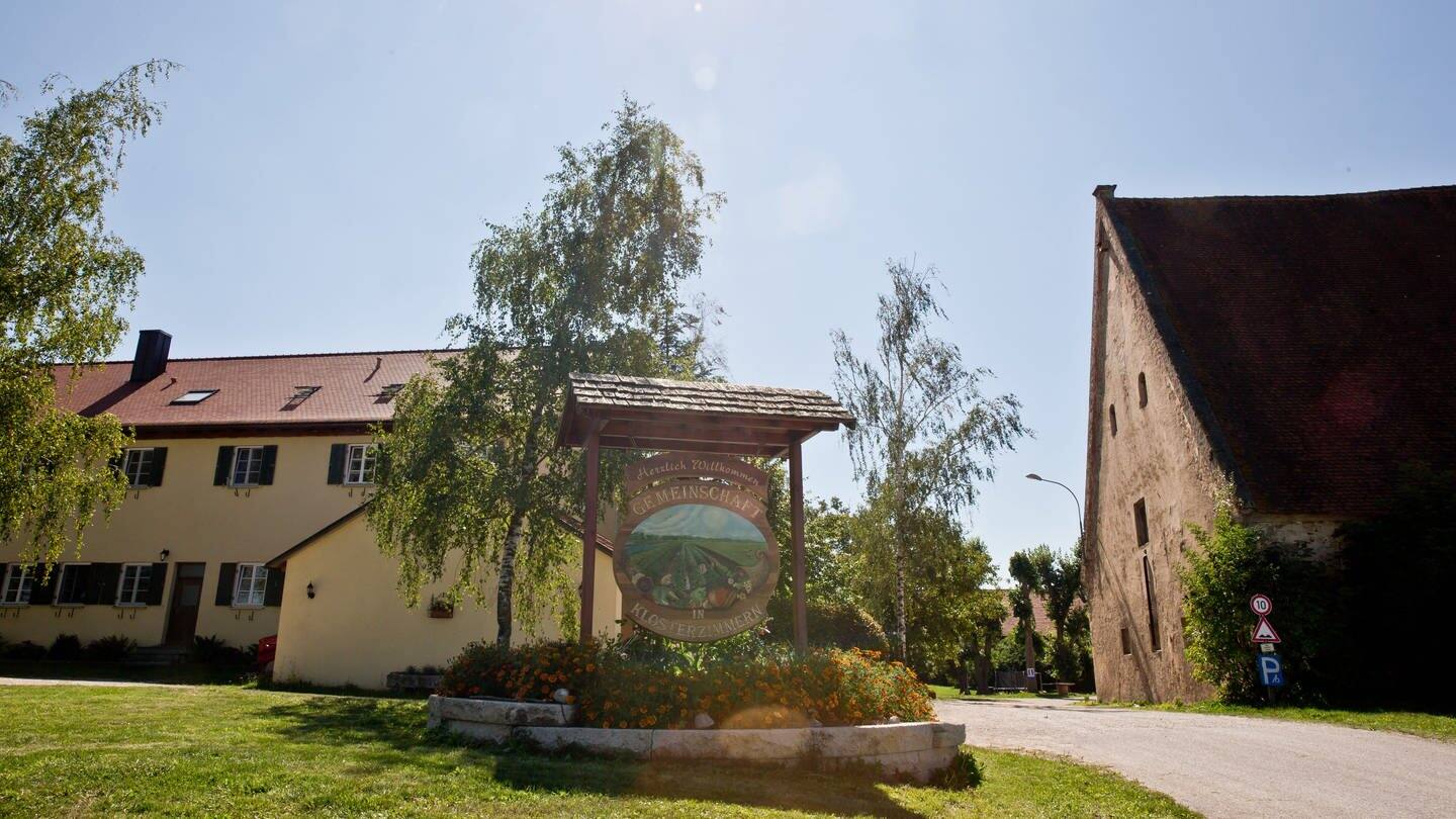 Blick auf ein Holzschild, das den Besucher in Klosterzimmern bei Deiningen (Bayern) im Nördlinger Ries begrüßt. Dort lebt die Glaubensgemeinschaft der "Zwölf Stämme".  (Foto: dpa Bildfunk, picture alliance / dpa | Daniel Karmann)