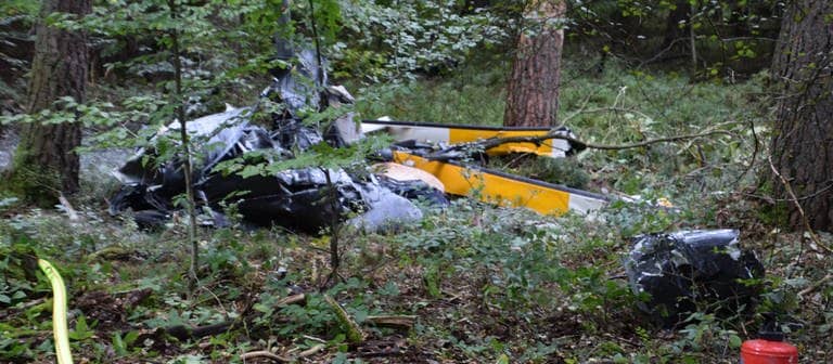 Trümmerteile des bei Buchen abgestürzten Hubschraubers liegen im Wald. (Foto: IMAGO, imago images/Einsatz-Report24)