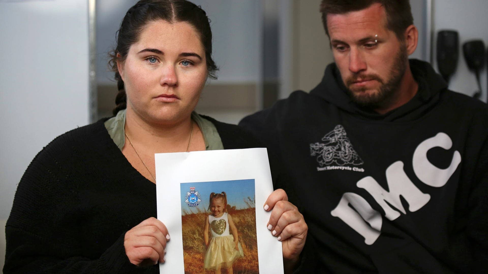 Ellie Smith (l) und ihr Partner Jake Gliddon zeigen ein Foto ihrer vermissten Tochter Cleo in der Nähe von Carnarvon im Bundesstaat Western Australia. (Foto: dpa Bildfunk, picture alliance/dpa/AAP/ABC NEWS Pool via AP | James Carmody)