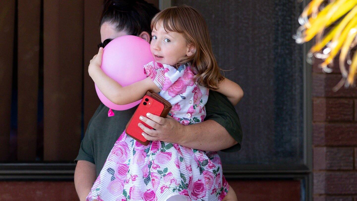 Ermittler geben Details über Entführer von Cleo bekannt. Hier ist Cleo auf dem Arm ihrer Mutter zu sehen. (Foto: imago images, IMAGO / AAP)