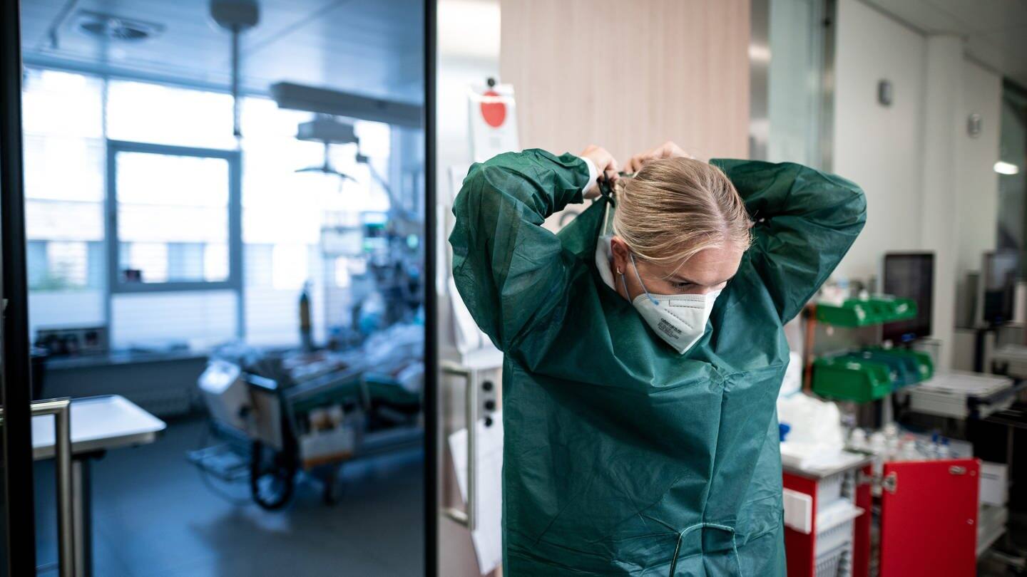 Pflegerin in Corona-Intensivstation eines Universitätsklinikums. (Foto: dpa Bildfunk, picture alliance/dpa | Fabian Strauch)