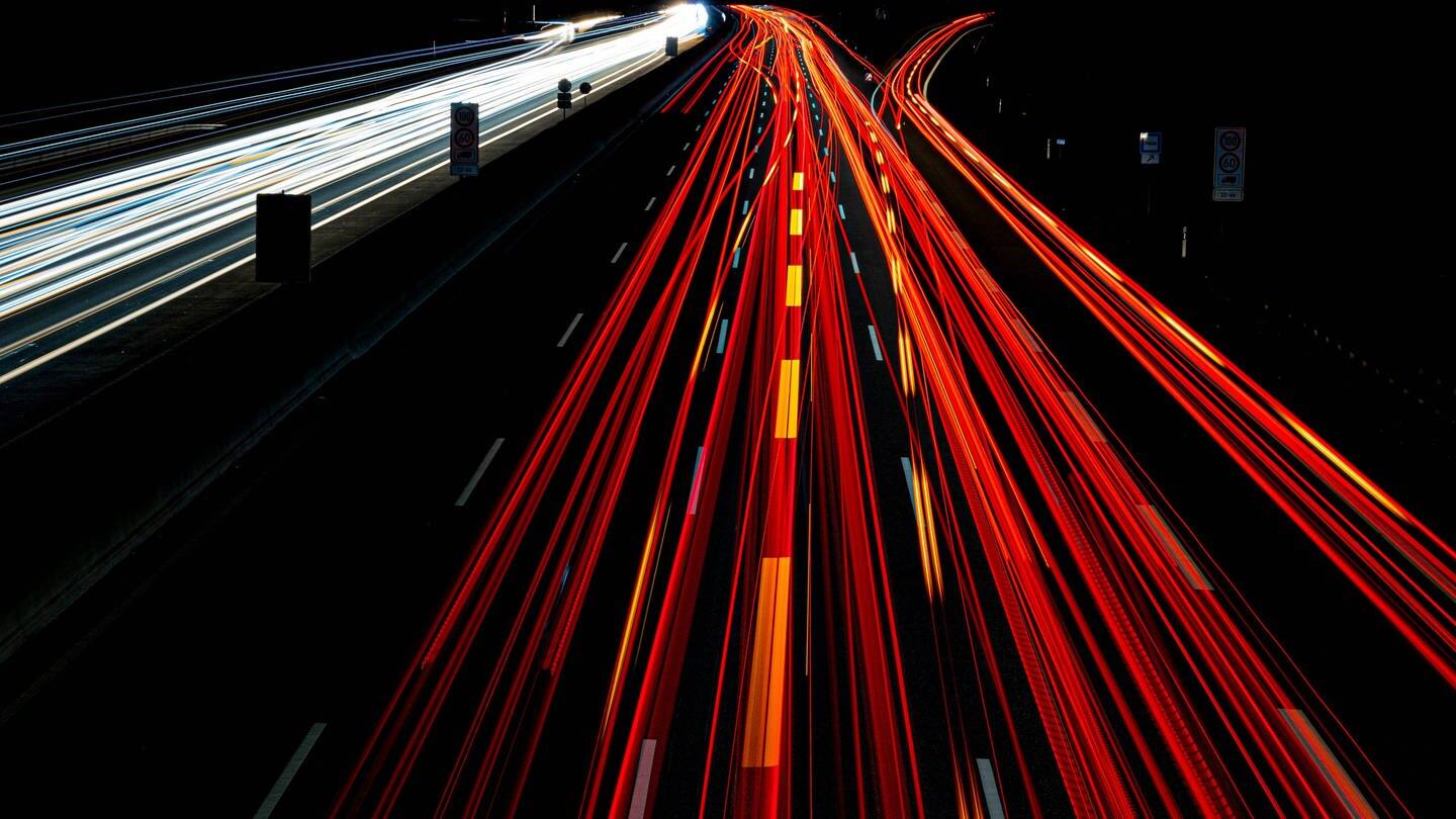 Nachtaufnahme mit Lichterspuren von Fahrzeugen auf der A5 bei Darmstadt. (Foto: imago images, imago images/Beautiful Sports)