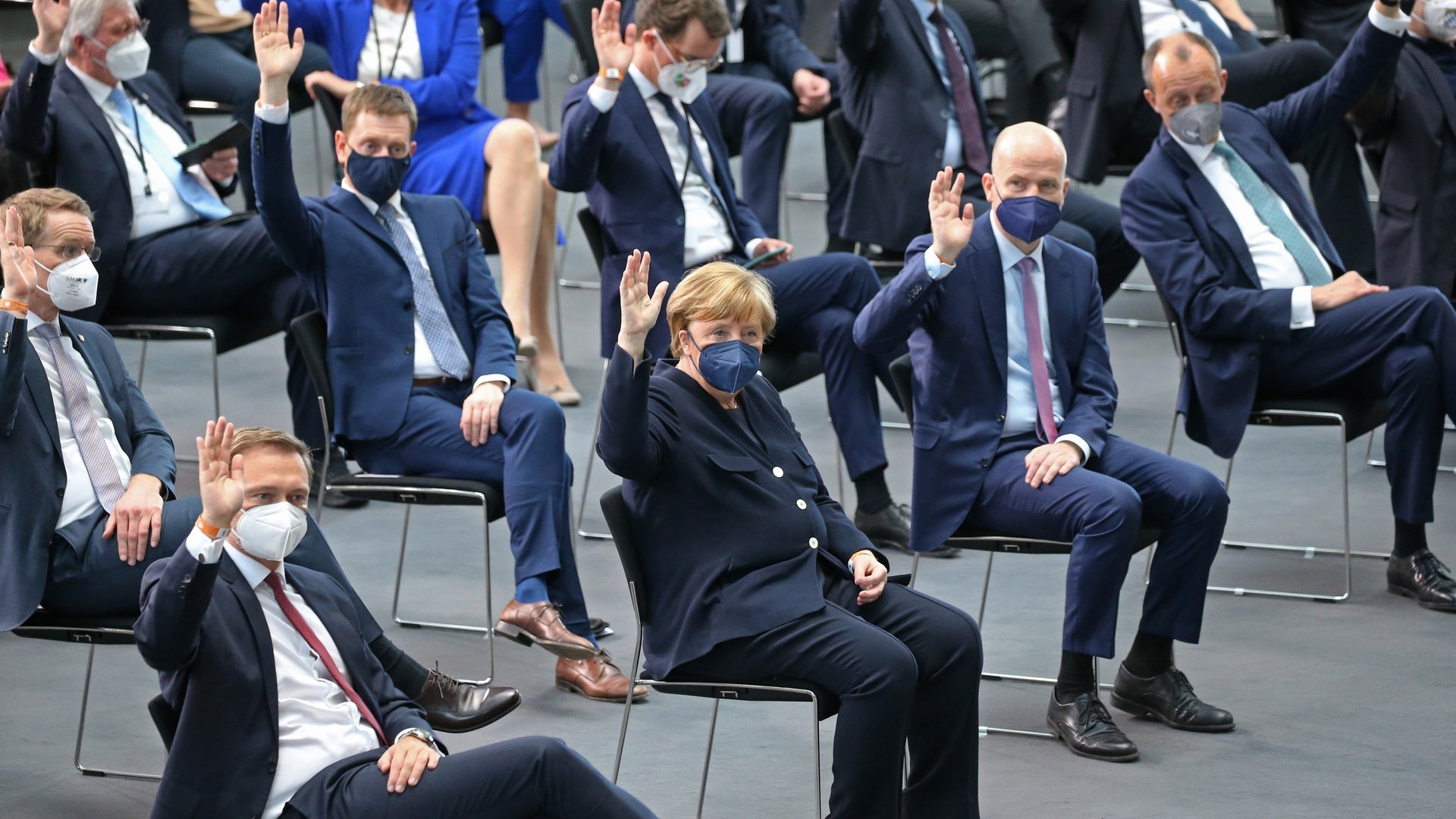 Foto: dpa Bildfunk, picture alliance/dpa/dpa-Zentralbild | Wolfgang Kumm Angela Merkel (vordere Reiche, 2.v.l., CDU), ehemalige Bundeskanzlerin, sitzt bei der Bundesversammlung im Paul-Löbe-Haus zur Wahl des Bundespräsidenten und hebt die Hand. Links neben ihr sitzt Christian Lindner, Bundesvorsitzende der FDP und Finanzminister. (Foto: dpa Bildfunk, picture alliance/dpa/dpa-Zentralbild | Wolfgang Kumm)