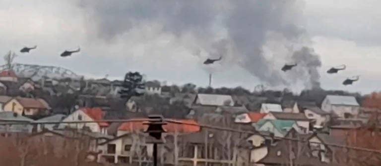 Helikopter über Kiew - sind russische Truppen schon in der ukrainischen Hauptstadt? (Foto: dpa Bildfunk, picture alliance/dpa/Ukrainian Police Department Press Service via AP | Uncredited)