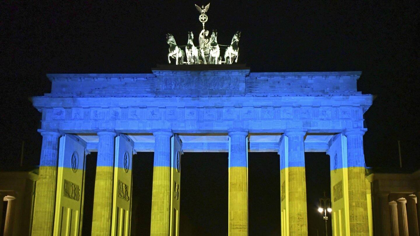 Das Brandenburger Tor in Berlin leuchtet in den Farben der Ukraine (Foto: imago images, IMAGO / Kyodo News)