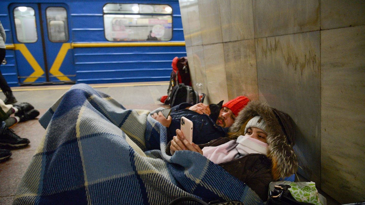 Menschen liegen in einer U-Bahn-Station und nutzen diese als Bombenschutzraum. (Foto: dpa Bildfunk, picture alliance/dpa/AP | Zoya Shu)