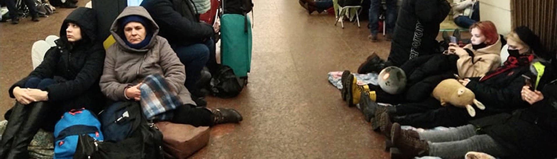 Menschen sitzen in einer U-Bahn-Station und nutzen diese als Bombenschutzraum. (Foto: dpa Bildfunk, picture alliance/dpa/AP | Zoya Shu)