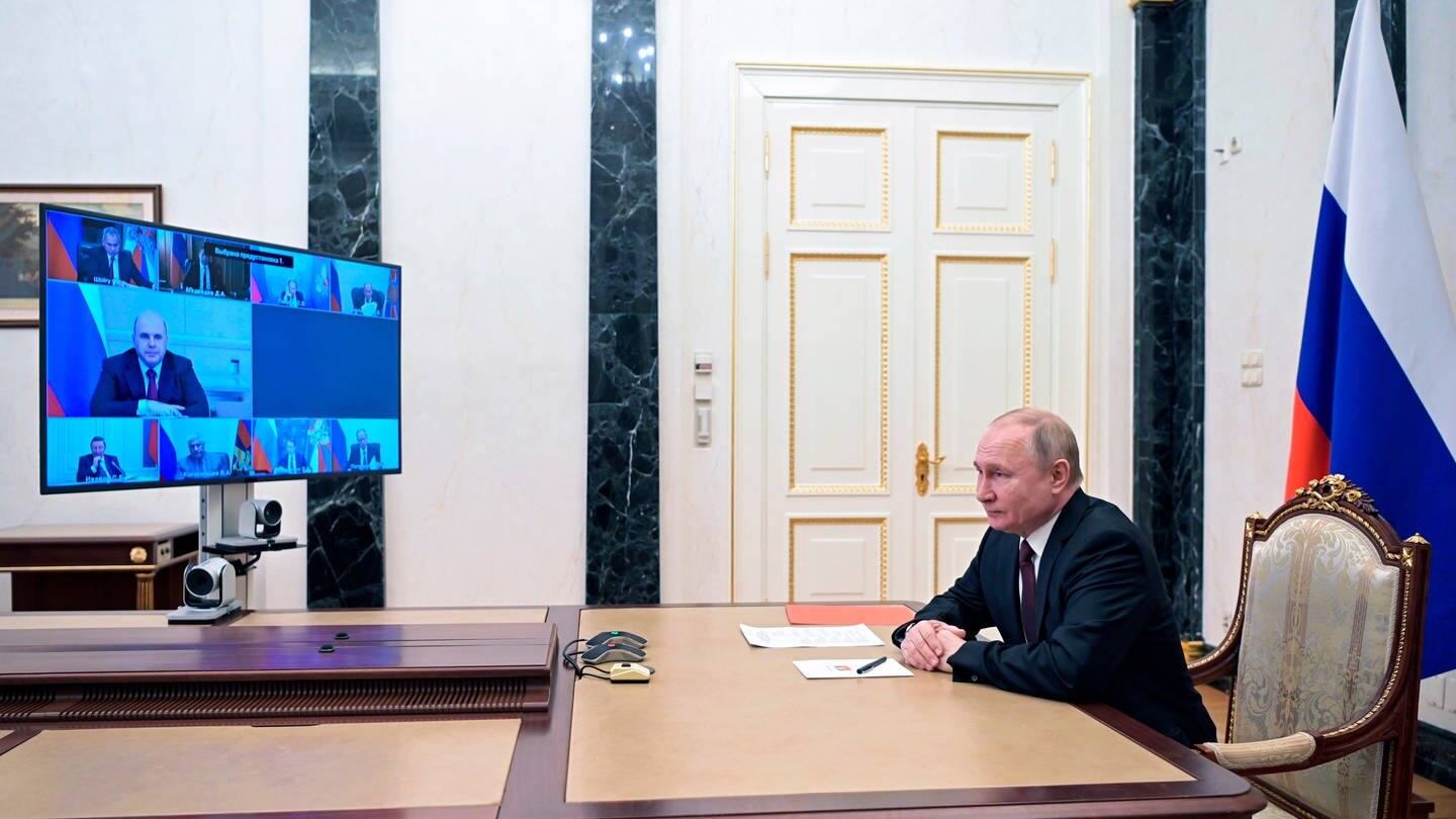 Putin sitzt an seinem Regierungsschreibtisch. (Foto: dpa Bildfunk, picture alliance/dpa/Pool Sputnik Kremlin/AP | Alexei Nikolsky)
