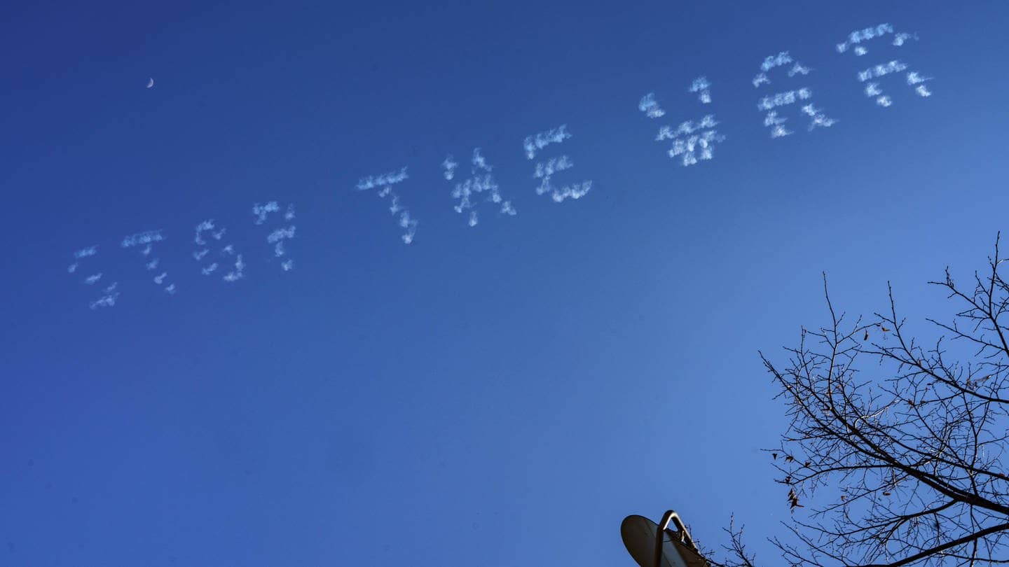 "Stop the War" (Stopp den Krieg) haben Flugzeuge an den blauen Himmel über Mainz geschrieben. (Foto: dpa Bildfunk, picture alliance/dpa | Frank Rumpenhorst)