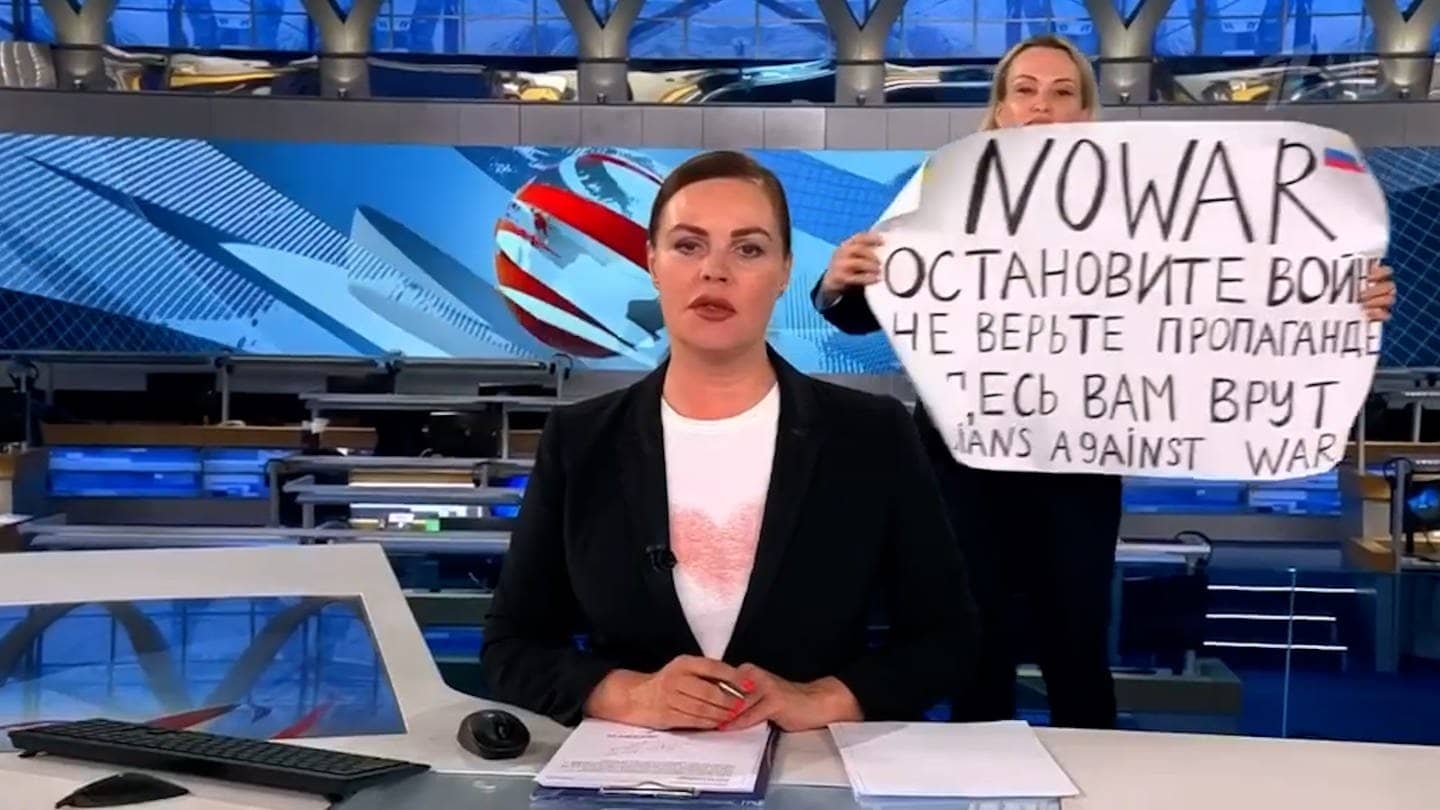 Der Screenshot aus der abendlichen Hauptnachrichtensendung des russischen Staatsfernsehen zeigt die Protestaktion von Marina Ovsyannikova. (Foto: dpa Bildfunk, picture alliance/dpa/Social Media | ---)